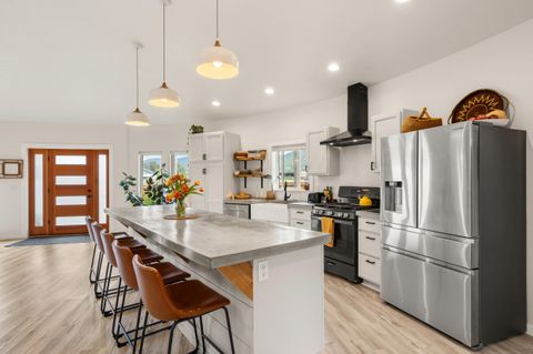 Tiny photo for 1027 SE M St, Grants Pass, OR 97526 (MLS # 220219824)