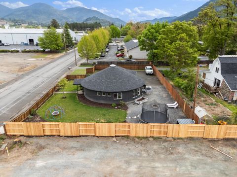 Tiny photo for 1027 SE M St, Grants Pass, OR 97526 (MLS # 220219824)
