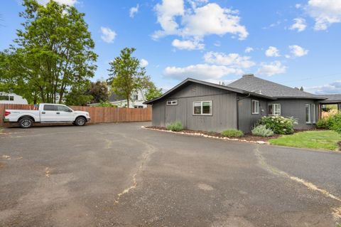 Tiny photo for 1027 SE M St, Grants Pass, OR 97526 (MLS # 220219824)