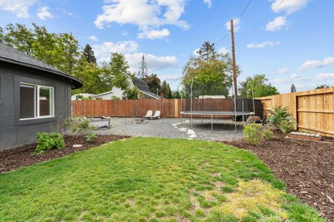 Tiny photo for 1027 SE M St, Grants Pass, OR 97526 (MLS # 220219824)