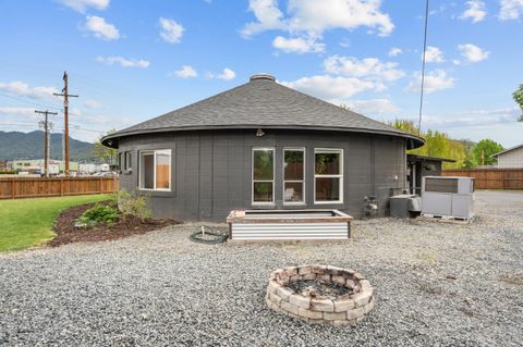 Tiny photo for 1027 SE M St, Grants Pass, OR 97526 (MLS # 220219824)