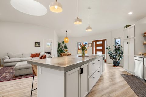 Tiny photo for 1027 SE M St, Grants Pass, OR 97526 (MLS # 220219824)