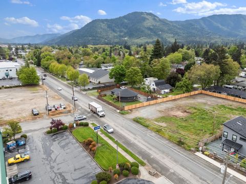 Tiny photo for 1027 SE M St, Grants Pass, OR 97526 (MLS # 220219824)