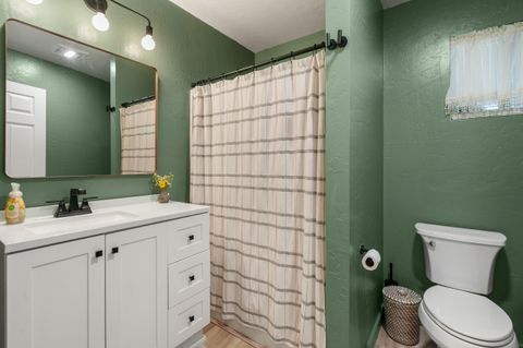 Tiny photo for 1027 SE M St, Grants Pass, OR 97526 (MLS # 220219824)