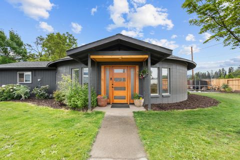 Tiny photo for 1027 SE M St, Grants Pass, OR 97526 (MLS # 220219824)