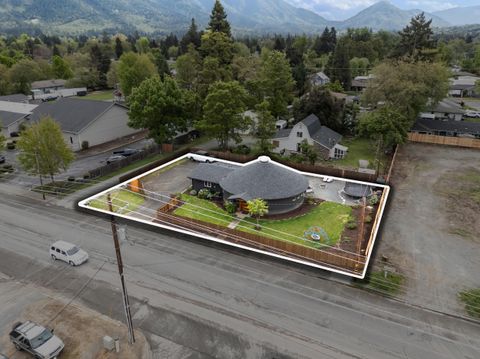 Tiny photo for 1027 SE M St, Grants Pass, OR 97526 (MLS # 220219824)