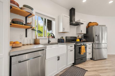 Tiny photo for 1027 SE M St, Grants Pass, OR 97526 (MLS # 220219824)