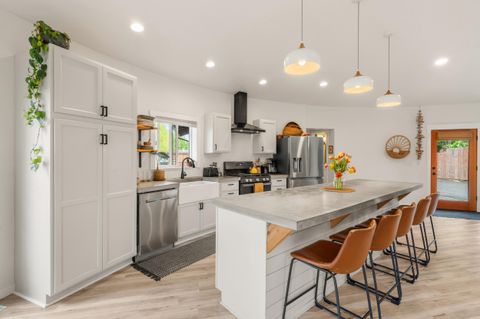 Tiny photo for 1027 SE M St, Grants Pass, OR 97526 (MLS # 220219824)