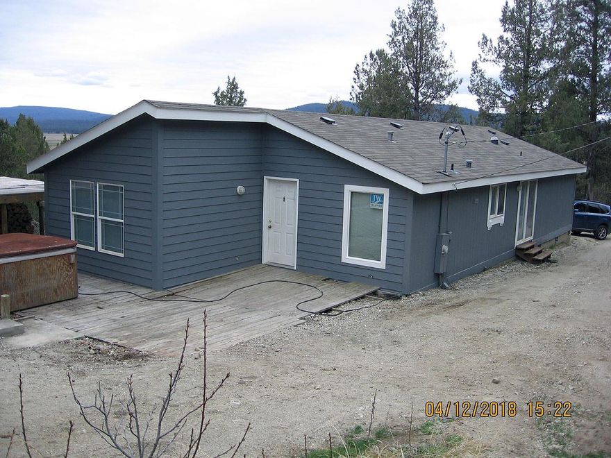 Fantastic views of the Sprague River and Valley! 2001 mfg. home on a perimeter foundation. Den is large enough to be a 3rd bedroom - just add the wardrobe or closet! Newer flooring throughout and fresh interior and exterior paint. Neat and tidy, just waiting for a new owner. Driveway is fenced at both ends for privacy.