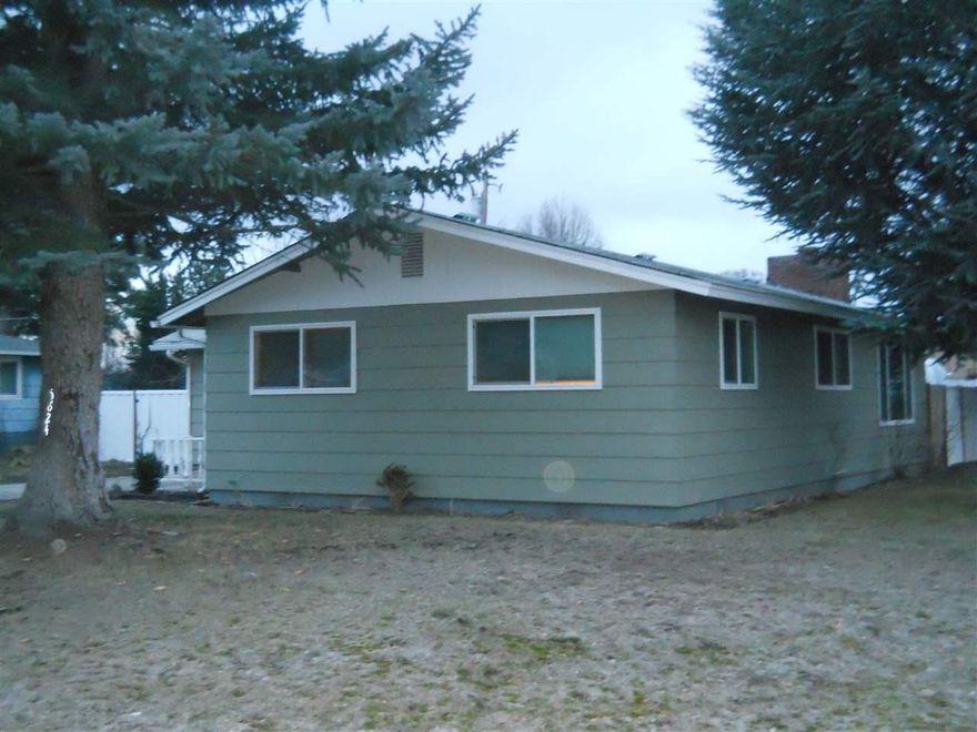 Beautiful Suburban Home! This Super Cute Home Has Hardwood And Ceramic Tile Floors,Energy Efficient Windows And Doors Is Ready For Your Family To Move Right In. Fresh Interior Paint And A Large Yard With Mature Trees Looks Wonderful. Don't Let This One Get Away!