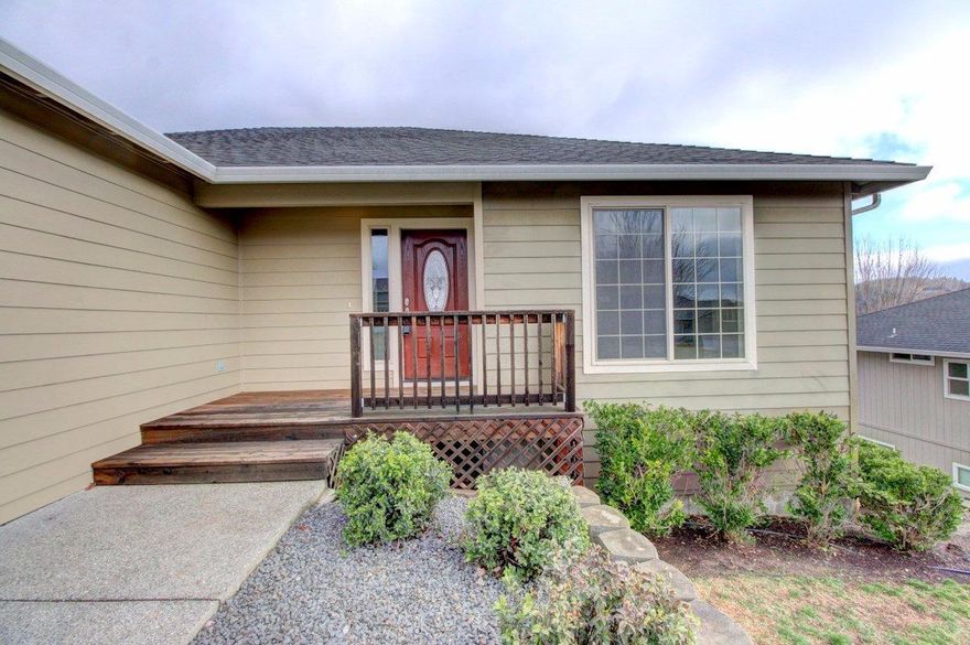 Absolutely Fantastic Opportunity Here! Better than new 2005 built home with incredible, unblocked views of Mt. McLoughlin! This fabulous home is HUGE - 3014 SF 3 bedrooms +2 bonus rooms with 2 1/2 bathrooms. Tons of extras! Main level master bedroom w/ jaw dropping views off of the private deck. There are so many upgrades throughout including: Granite countertops, stainless/white appliances, open floor plan, separate living room and family room with gas fireplace, Second deck off the great room also boasts these excellent views. Sizable open concept kitchen w/ granite counter tops & custom cabinets. The master suite features jetted tub, dual sinks, coffered ceilings, large walk-in closet, & more. There is hardwood flooring, new carpet, and much more! Close to schools, downtown and the golf course. Vacant and ready for immediate move in. This home is a must tour!