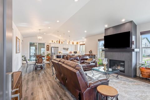 Tiny photo for 650 NE Union Loop, Prineville, OR 97754 (MLS # 220217802)