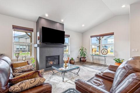 Tiny photo for 650 NE Union Loop, Prineville, OR 97754 (MLS # 220217802)