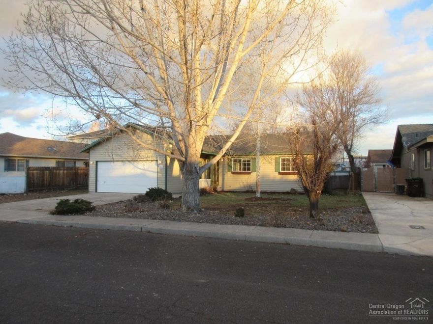 This homepath property is in immaculate condition. Located on a very nice cul de sac, It has a fully fenced backyard and an attached double garage. The floor plan is open, and features a tile entryway, hardwood floors, and a very nice tile counter with a tile backsplash. The woodstove will keep this house warm in the winter. Call now!