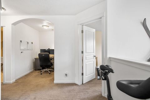 Tiny photo for 20483 Brentwood Avenue, Bend, OR 97702 (MLS # 220219886)