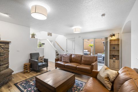Tiny photo for 20483 Brentwood Avenue, Bend, OR 97702 (MLS # 220219886)