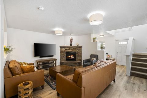Tiny photo for 20483 Brentwood Avenue, Bend, OR 97702 (MLS # 220219886)