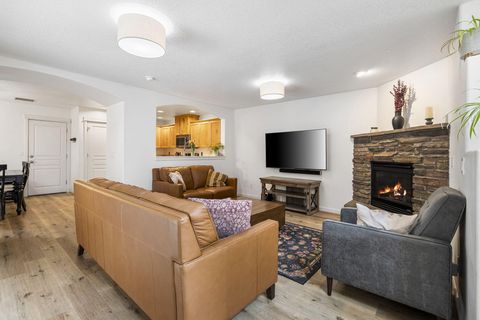 Tiny photo for 20483 Brentwood Avenue, Bend, OR 97702 (MLS # 220219886)