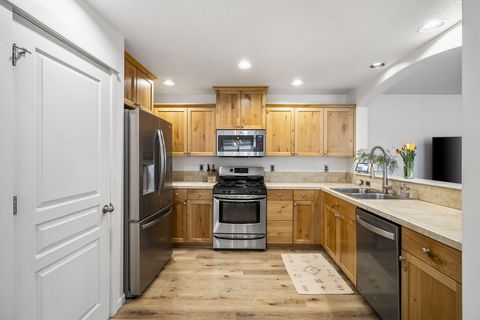 Tiny photo for 20483 Brentwood Avenue, Bend, OR 97702 (MLS # 220219886)