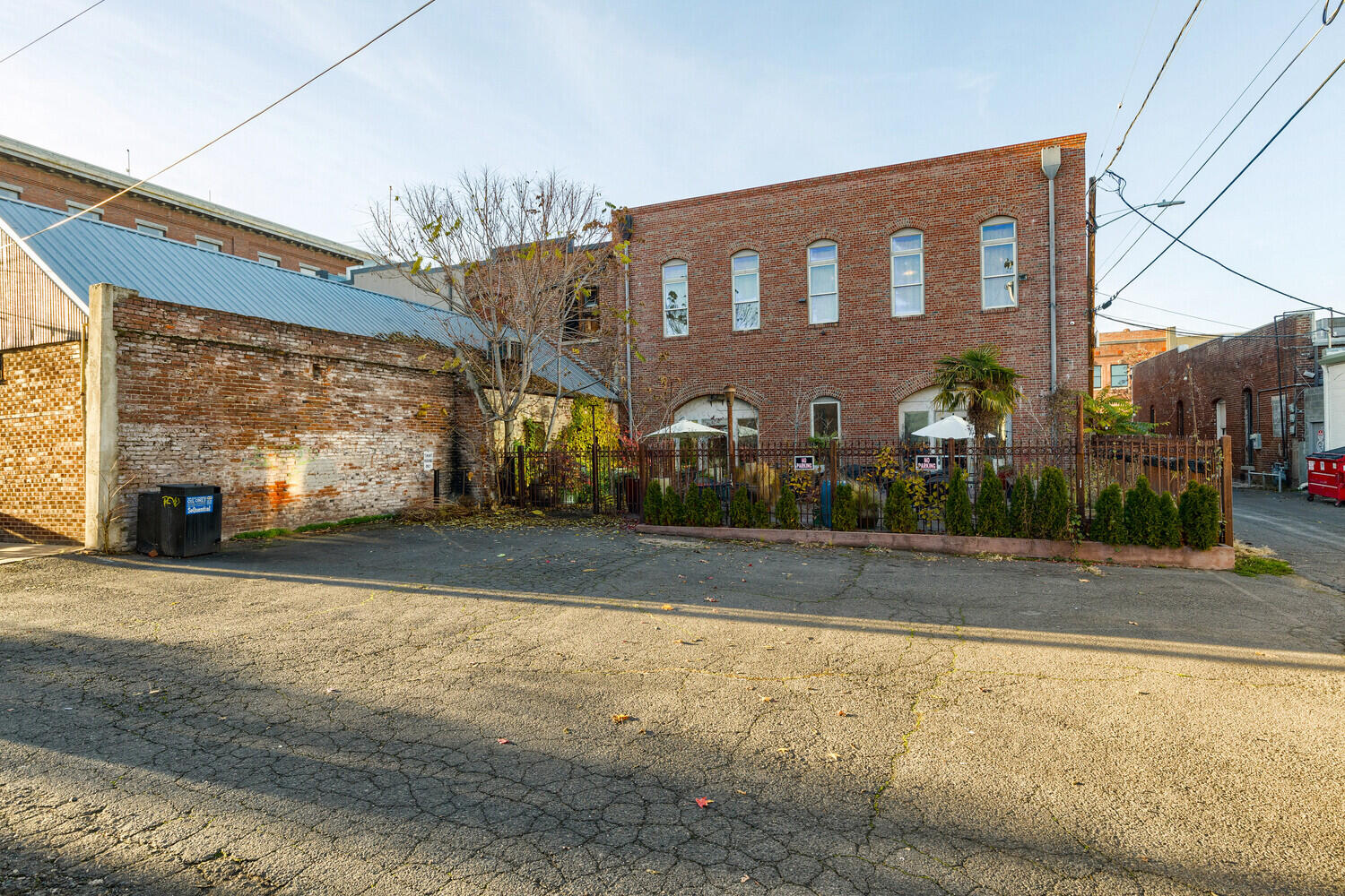 Main image without alt text