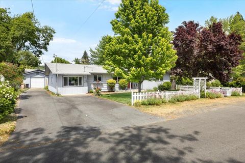 1604 SW I Street Grants Pass OR 97526