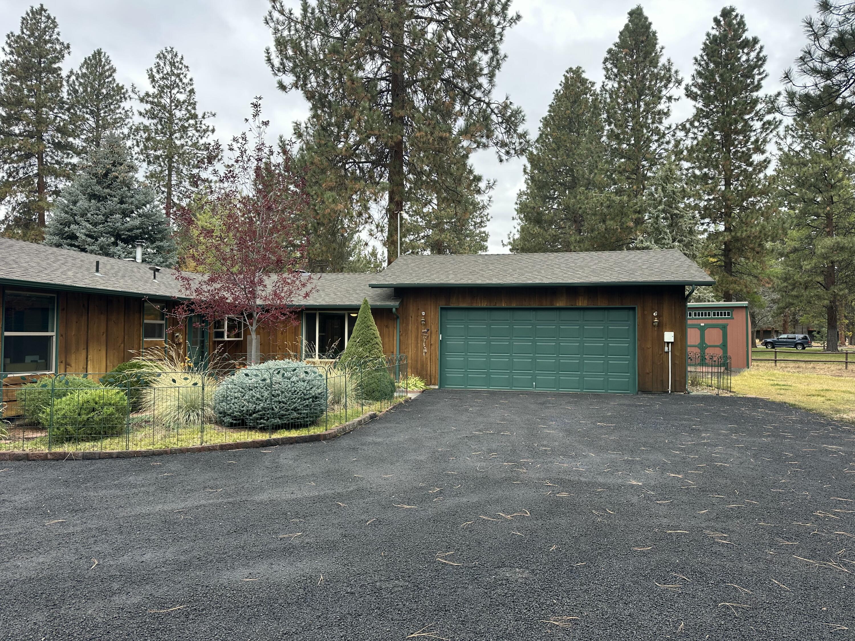 15689 Paddock Green