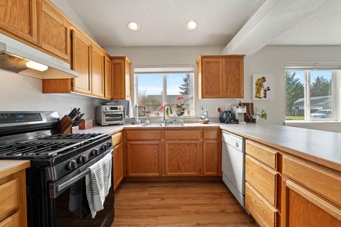 Tiny photo for 1950 SW Betty Lane, Grants Pass, OR 97526 (MLS # 220211236)