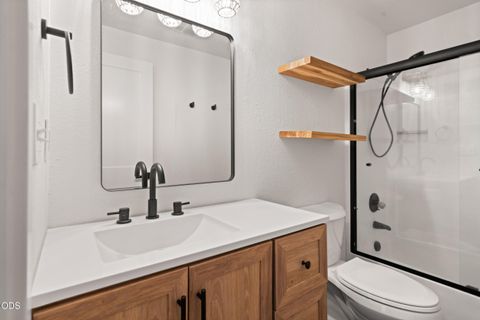 Tiny photo for 520 Grand Avenue, Central Point, OR 97502 (MLS # 220223959)