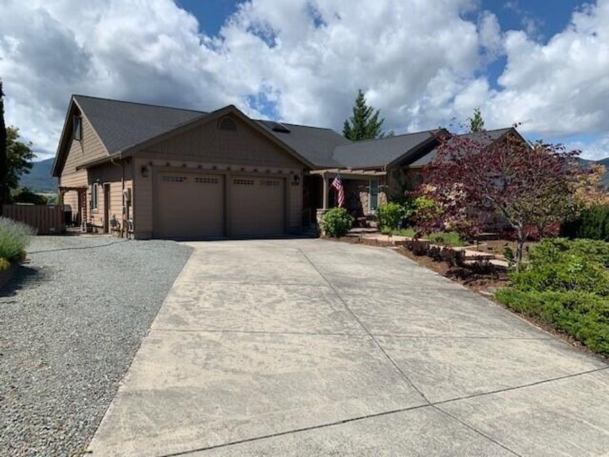 Situated on top of the Skyline Subdivision. Spectacular panoramic views of the Phoenix Valley floor and Wagner Butte.