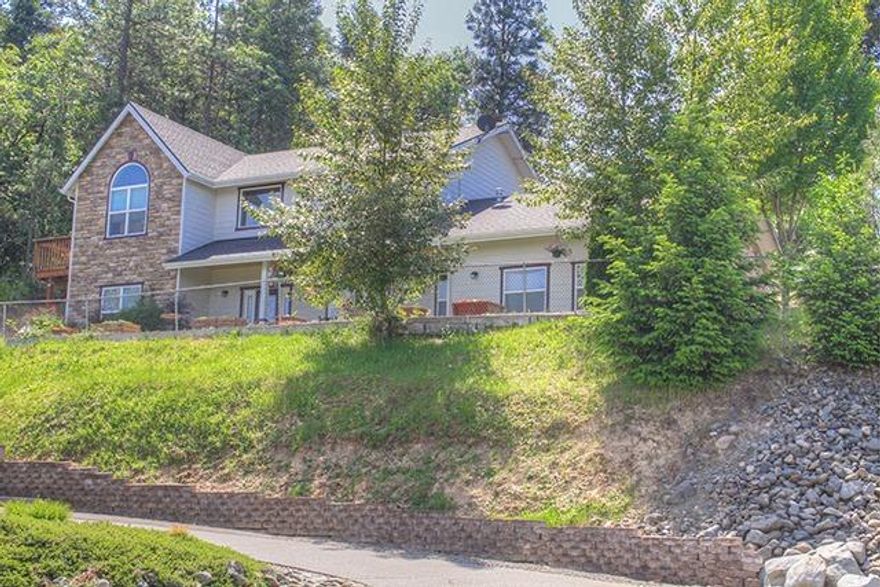 Absolutely stunning views to the Northwest from your own front porch or patio across the yard. In addition to the amazing views, the home offers nearly 2300 sq/ft, formal dining room (again offering a beautiful view) large kitchen overlooking the family room and gas fireplace and plenty of room elsewhere in the house with 3 good sized bedrooms and bonus room that could easily be a 4th bedroom, and 2 1/2 baths. All of this and much more on .49 acre just minutes from town and in Dist. 7 schools. Amazing property throughout. Home Warranty included.