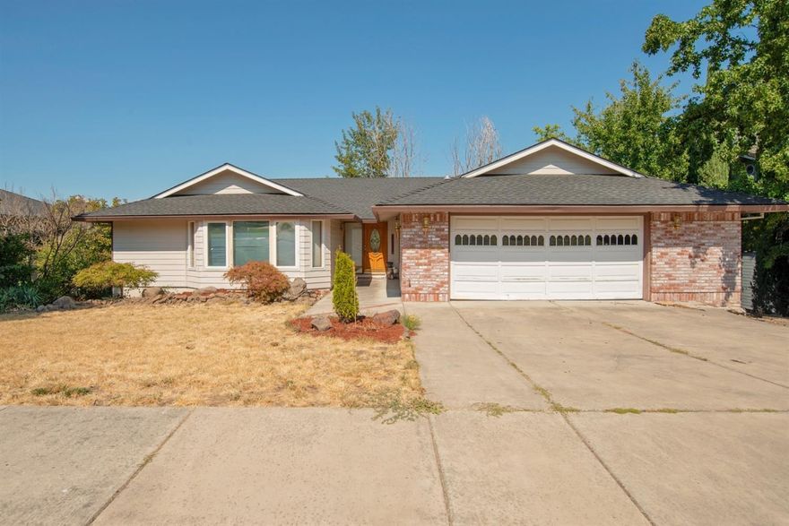 This beautiful 4 bedroom, 3 bathroom home has it all! Great open floor-plan with vaulted ceilings. Kitchen features granite counter tops, stainless steel appliances, large kitchen island, and pendant lighting. Carpet and hardwood flooring through out. stunning wood trim around windows. Very large Master bath includes dual vanity sinks, separate shower and bathtub. Basement is a walk-out and features high ceilings which allow for great natural lighting. This home is an absolute must see!