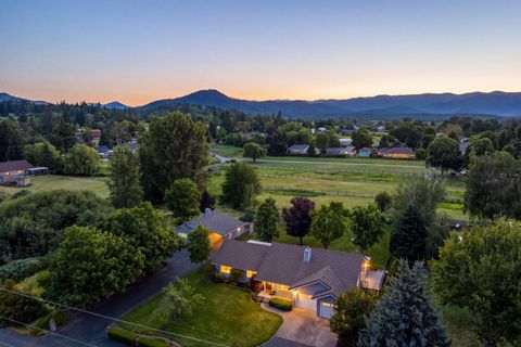 Photo of 992 Auby Way, Grants Pass, OR 97527 (MLS # 220221721)