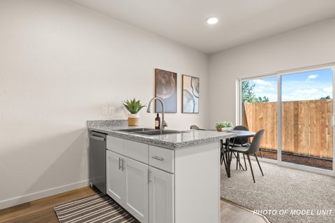 Tiny photo for 2024 Sunset Drive #5, Medford, OR 97501 (MLS # 220220132)