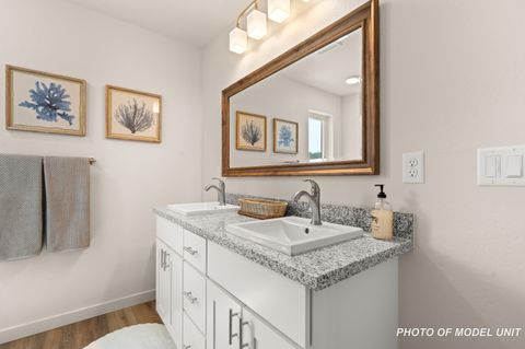 Tiny photo for 2024 Sunset Drive #5, Medford, OR 97501 (MLS # 220220132)