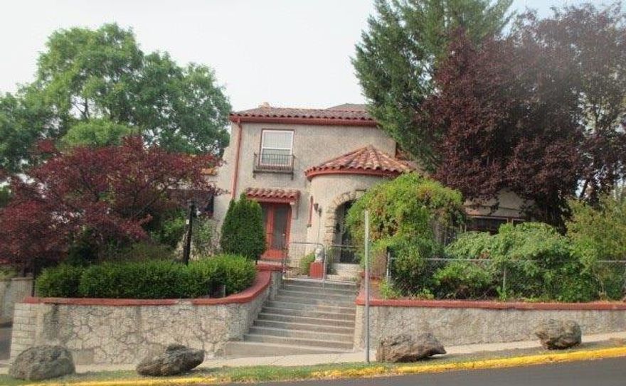 This beautiful historic home is located only a couple blocks from downtown! 2,505 sq. ft. plus an additional 1377 sq. ft. in the finished basement. 3 bedrooms 3.5 baths. Nice living room with fireplace. There is beautiful hardwood flooring, French doors, curved staircase and a nice entry way. Formal dining room with built in cabinets. Enjoy the nice view from back deck. It has a nicely landscaped fenced yard. This is a HomePath property.