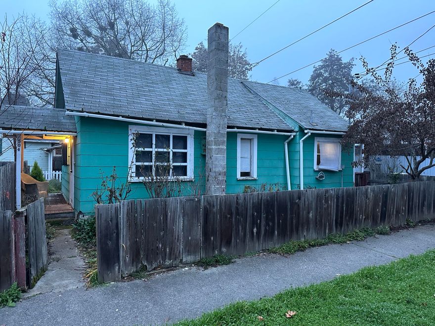 Here is an angel with a dirty face.  This little cottage is waiting for somebody to clean her up and make her shine again.   There is a large room upstairs that is suitable for storage or kids room.