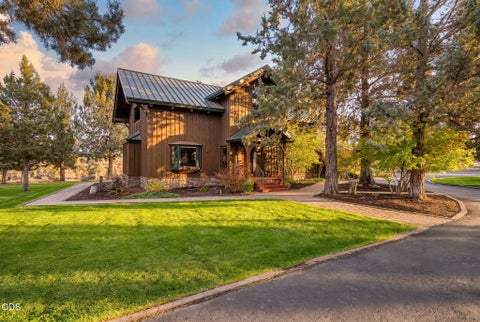 Photo of 18495 Crawford Trail, Sisters, OR 97759 (MLS # 220224144)