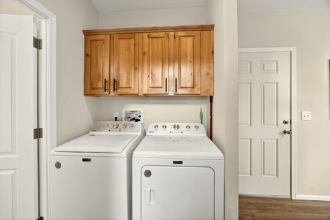 Tiny photo for 119 Madison Street, Talent, OR 97540 (MLS # 220214229)