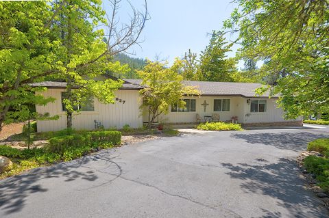 Photo of 627 Carriage Road, Grants Pass, OR 97526 (MLS # 220214799)