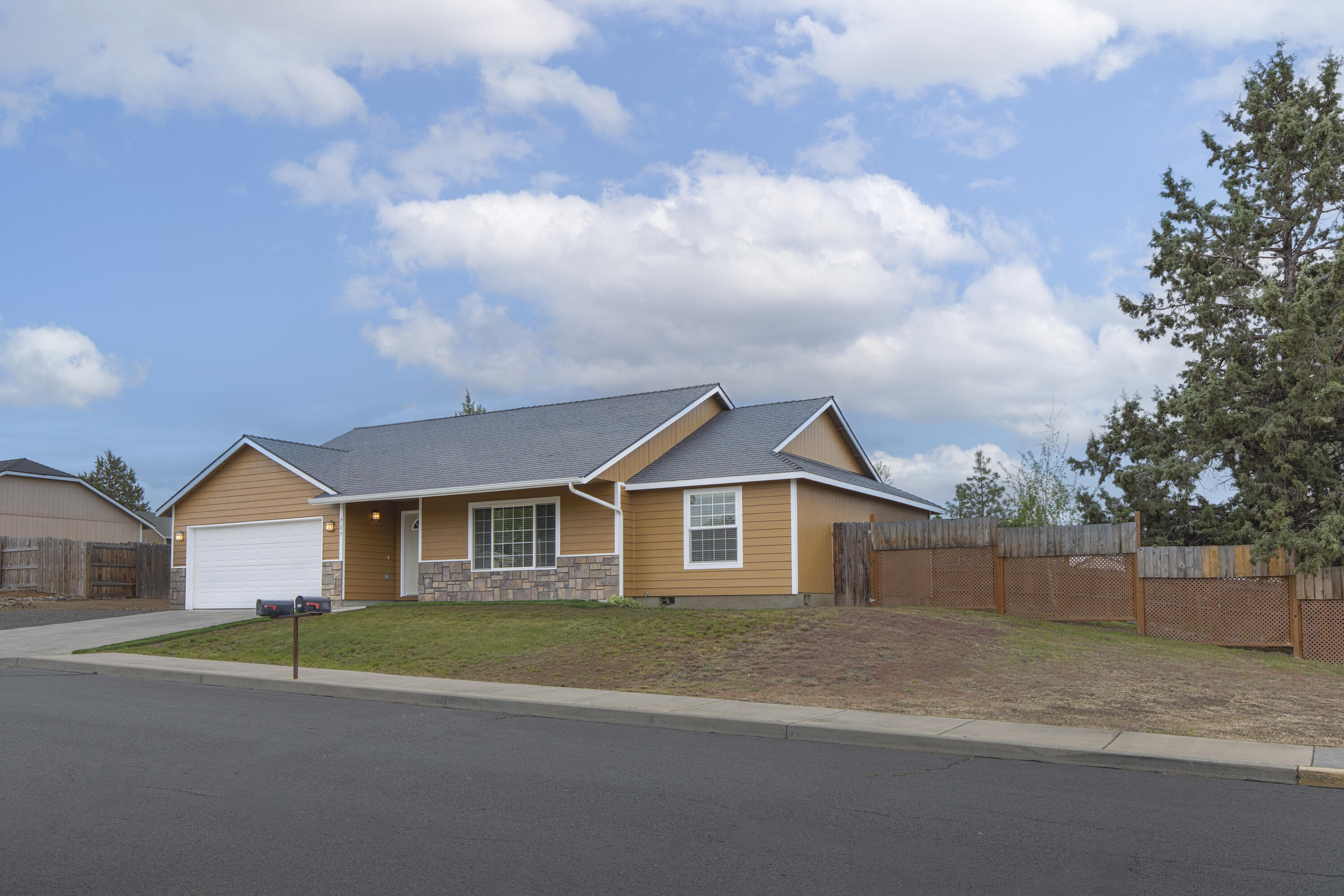 717 SE CROSS Lane