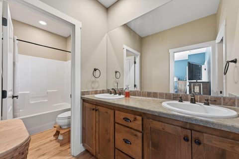 Tiny photo for 6720 NW Larch Drive, Redmond, OR 97756 (MLS # 220217718)