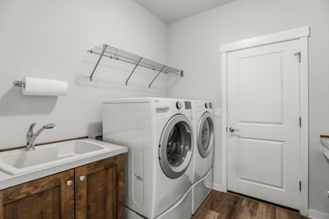 Tiny photo for 51925 Campfire Drive, La Pine, OR 97739 (MLS # 220222221)