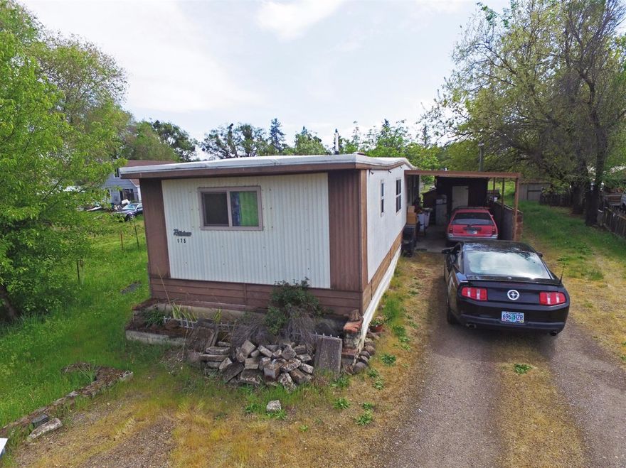 Older Manufactured home on a large lot just outside of Central Point. Well in and RVSD for sewer. Ready to put another mobile in its place or live in the trailer while you build on the back section of the property. Many builders such as HiLine homes offer 100% financing options. Your new home could be on its way... call before it's gone.