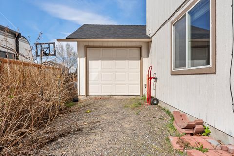 Tiny photo for 858 NW Poplar Place, Redmond, OR 97756 (MLS # 220217658)