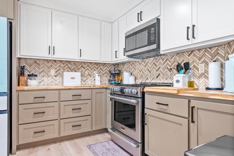 Tiny photo for 858 NW Poplar Place, Redmond, OR 97756 (MLS # 220217658)