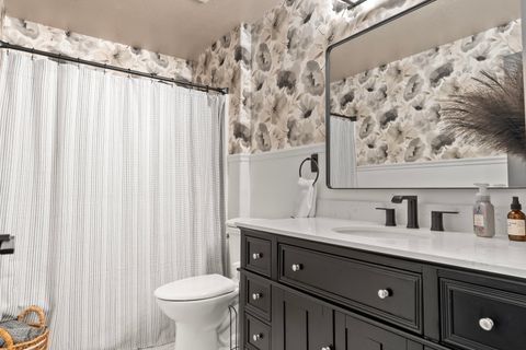 Tiny photo for 858 NW Poplar Place, Redmond, OR 97756 (MLS # 220217658)