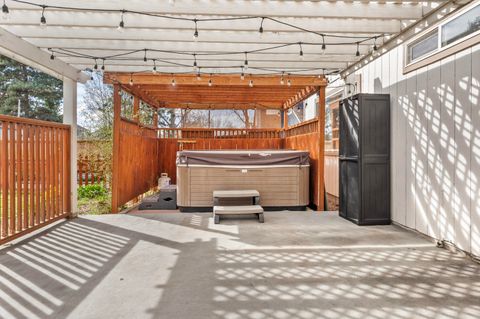 Tiny photo for 858 NW Poplar Place, Redmond, OR 97756 (MLS # 220217658)