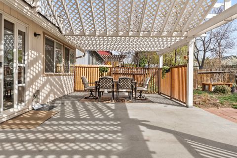 Tiny photo for 858 NW Poplar Place, Redmond, OR 97756 (MLS # 220217658)