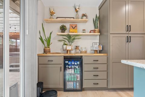 Tiny photo for 858 NW Poplar Place, Redmond, OR 97756 (MLS # 220217658)