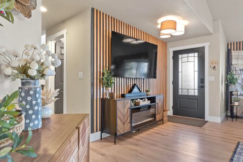 Tiny photo for 858 NW Poplar Place, Redmond, OR 97756 (MLS # 220217658)